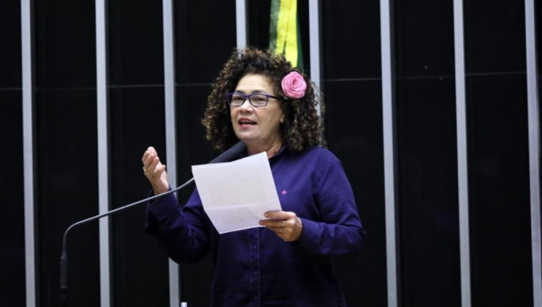 Perpétua defende auxílio de R$ 600: “Quase 80 mil famílias do Acre ficarão sem renda” 
